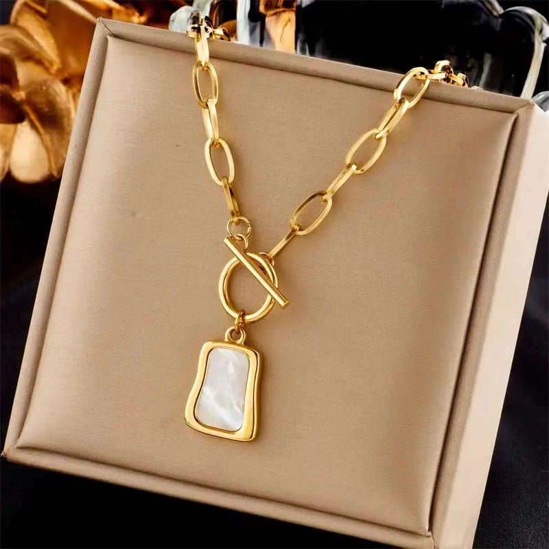 Toggle clasp shell pendant necklace
